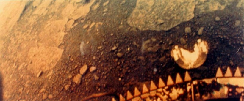 Снимок планеты с советской станции «Венера-13», который сделал первые цветные фото, 1982 год Снимок планеты с советской станции «Венера-13», который сделал первые цветные фото, 1982 год