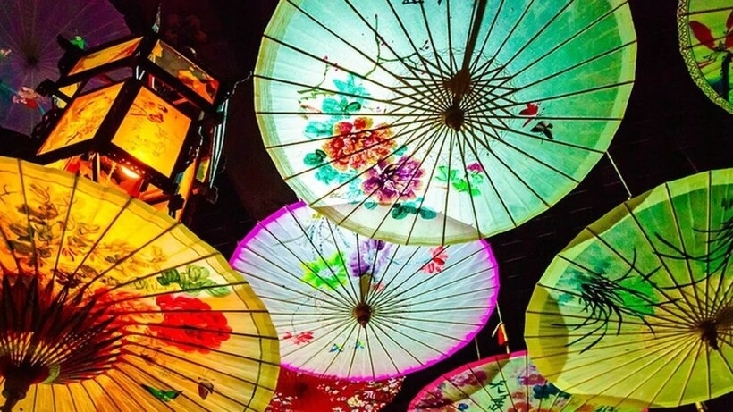 В древнем Китае, как и в Египте, простым людям было строго запрещено носить зонтики В древнем Китае, как и в Египте, простым людям было строго запрещено носить зонтики