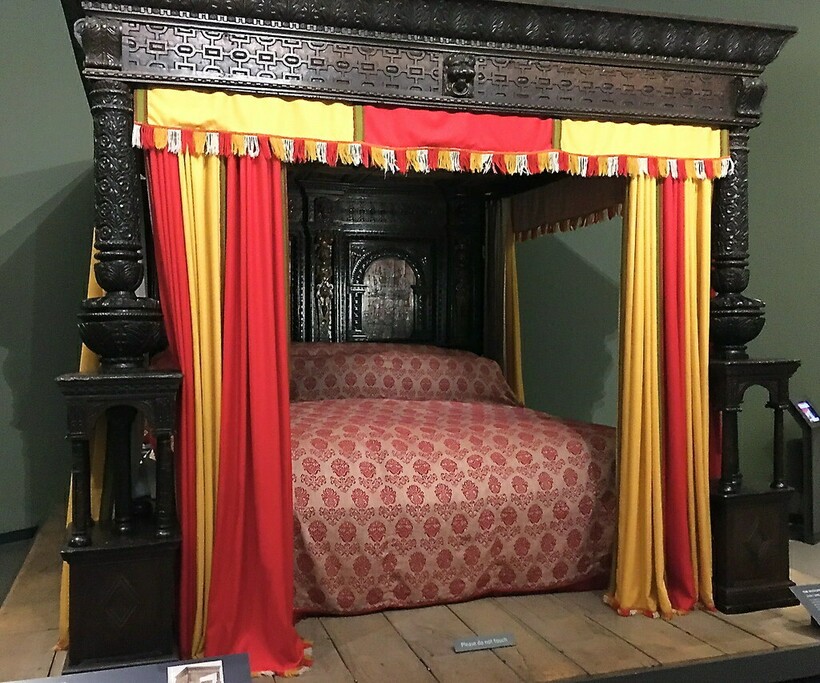 Спать на одной кровати долгое время было не просто практично, но и вежливо по отношению к гостям Спать на одной кровати долгое время было не просто практично, но и вежливо по отношению к гостям