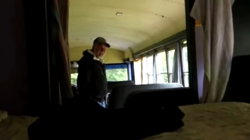 Блог - Семья нашла в лесу заброшенный дом на колесах, но внутри он выглядел изумительно Семья нашла в лесу заброшенный дом на колесах, но внутри он выглядел изумительно