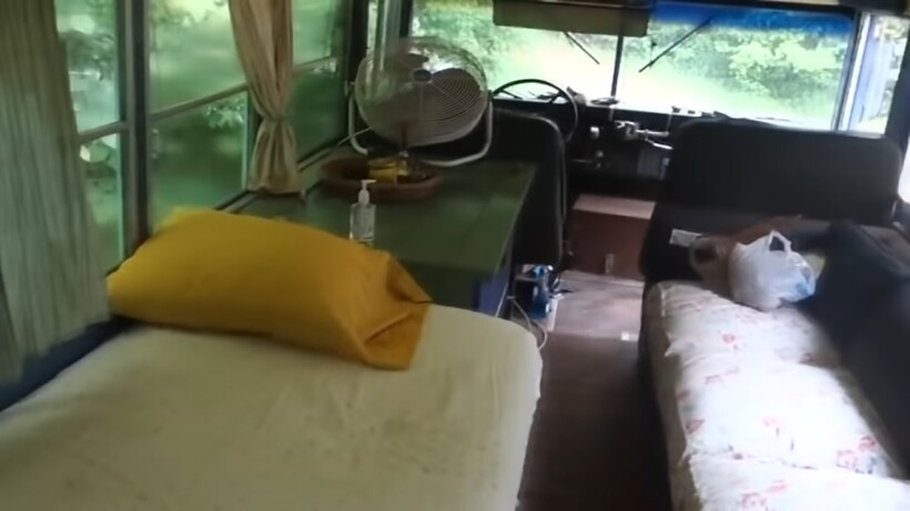 Блог - Семья нашла в лесу заброшенный дом на колесах, но внутри он выглядел изумительно Семья нашла в лесу заброшенный дом на колесах, но внутри он выглядел изумительно