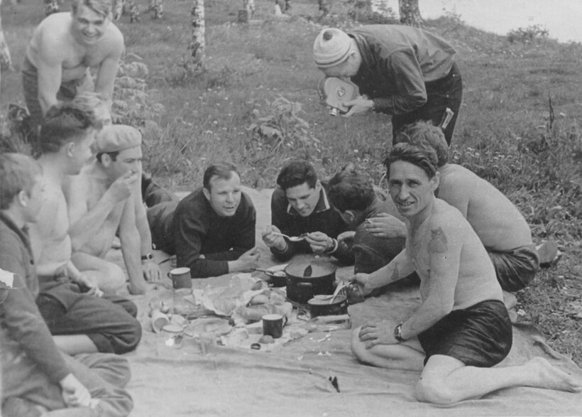 На фото Юрий Гагарин со своими друзьями-космонавтами во время пикника на природе На фото Юрий Гагарин со своими друзьями-космонавтами во время пикника на природе