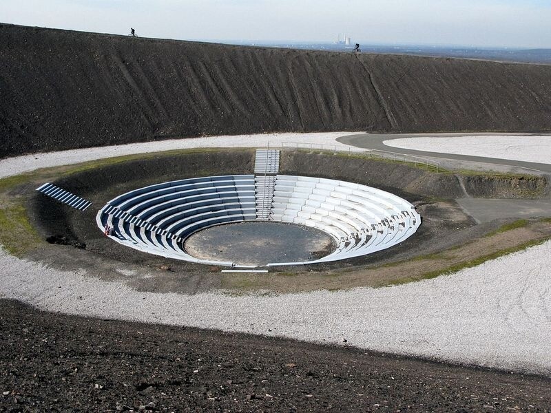 Амфитеатр в бывшей куче шлака от шахт Амфитеатр в бывшей куче шлака от шахт