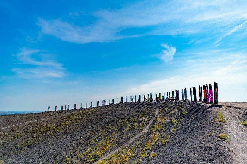 Художественная инсталляция на одной из гор мусора Художественная инсталляция на одной из гор мусора
