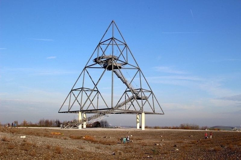 Гигантский тетраэдр высотой 60 метров появился одним из первых на этих холмах еще в середине 1990-х годов Гигантский тетраэдр высотой 60 метров появился одним из первых на этих холмах еще в середине 1990-х годов