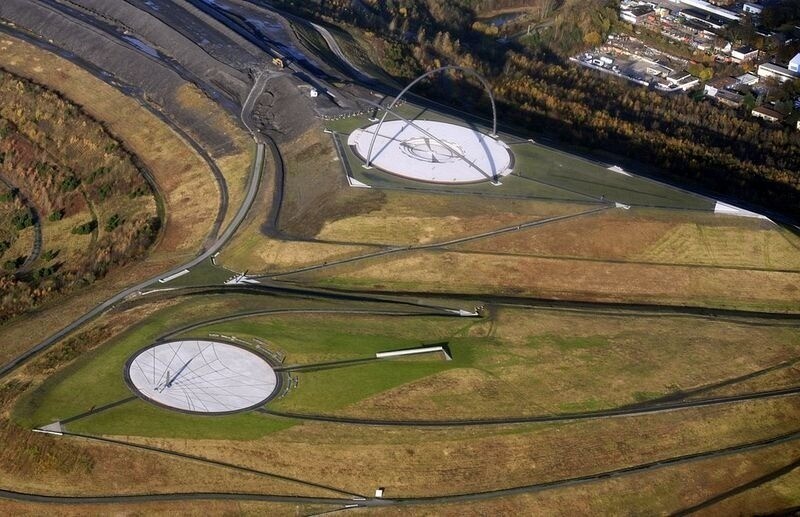 Хальде Hoheward превратили в обсерваторию: тут установили гигантские солнечные часы. В этой горе 180 млн т породы Хальде Hoheward превратили в обсерваторию: тут установили гигантские солнечные часы. В этой горе 180 млн т породы