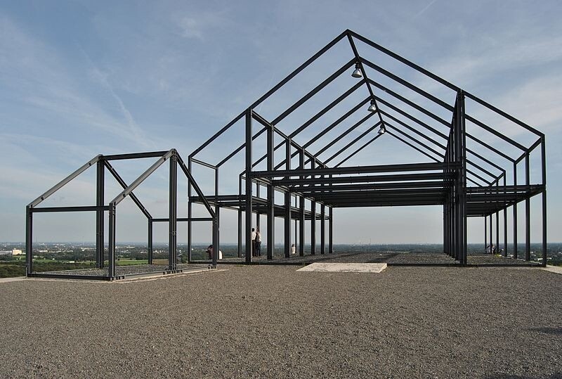 Еще одна инсталляция ― каркасный дом на 102-метровой куче мусора. Это место популярно у парапланеристов Еще одна инсталляция ― каркасный дом на 102-метровой куче мусора. Это место популярно у парапланеристов