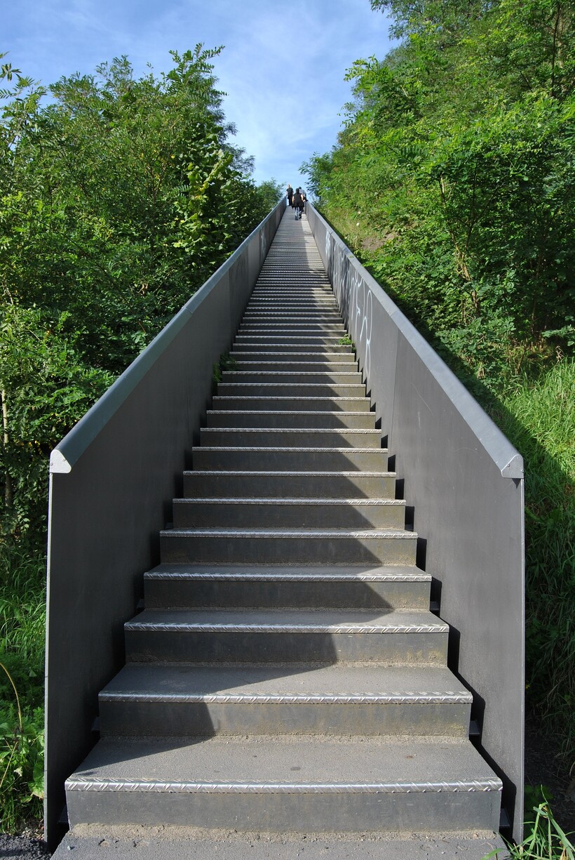 К каркасному дому с фото выше ведет так называемая «лестница в небо» К каркасному дому с фото выше ведет так называемая «лестница в небо»