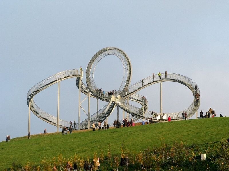 Лестница Tiger & Turtle, напоминающая американские горки, на одном из хальде Лестница Tiger & Turtle, напоминающая американские горки, на одном из хальде