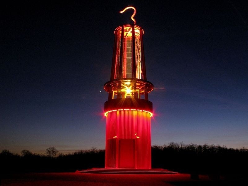 Один из самых важных хальде, который венчает гигантская лампа шахтеров Один из самых важных хальде, который венчает гигантская лампа шахтеров