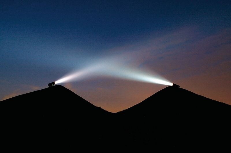 У хальде Рунгенберг (Rungenberg) две вершины, и на них ― два огромных фонаря, которые ночью светят в небо У хальде Рунгенберг (Rungenberg) две вершины, и на них ― два огромных фонаря, которые ночью светят в небо