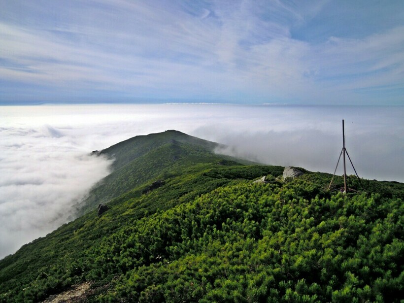 Вершина горы в облаках