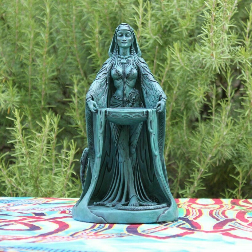 Статуэтка богини Дану, почитаемой кельтами  Статуэтка богини Дану, почитаемой кельтами