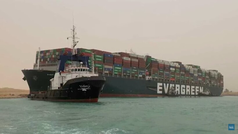 Блог - Видео: Пробка в Суэцком канале — контейнеровоз сел на мель Видео: Пробка в Суэцком канале — контейнеровоз сел на мель