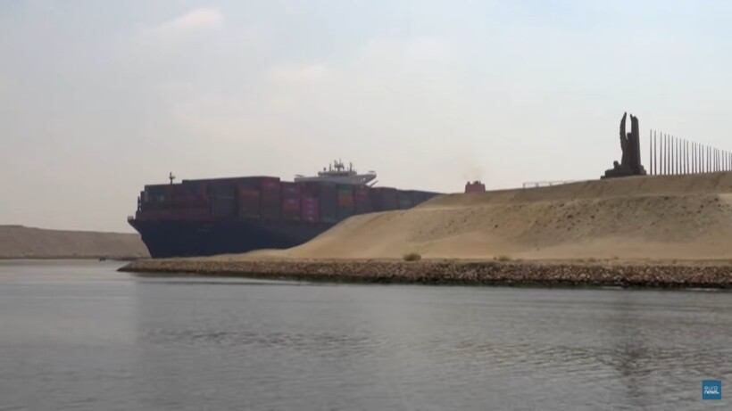 Блог - Видео: Пробка в Суэцком канале — контейнеровоз сел на мель Видео: Пробка в Суэцком канале — контейнеровоз сел на мель