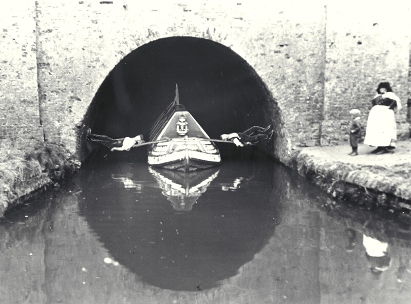 Леггеры ― толкатели лодок по туннелям Леггеры ― толкатели лодок по туннелям