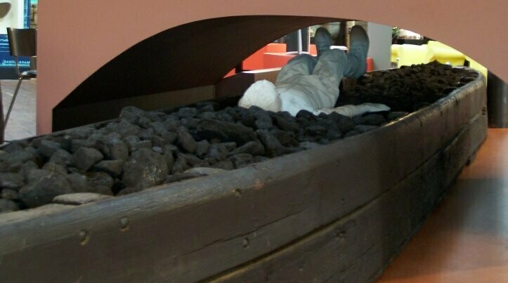 Экспозиция в портовом музее Элсмира, демонстрирующая, как лодочник передвигался по небольшим туннелям Экспозиция в портовом музее Элсмира, демонстрирующая, как лодочник передвигался по небольшим туннелям