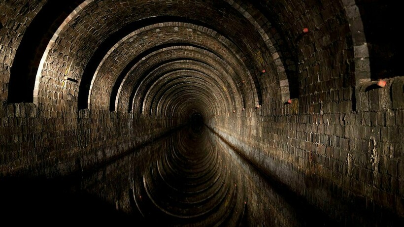 Внутри туннеля канала Стэндедж в наши дни Внутри туннеля канала Стэндедж в наши дни