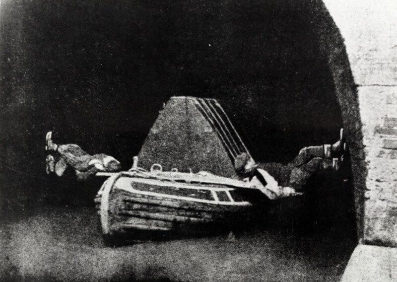 Леггеры передвигают лодку по туннелю Леггеры передвигают лодку по туннелю