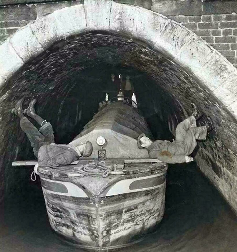 Работа леггеров была достаточно опасной: под лодку можно было легко упасть Работа леггеров была достаточно опасной: под лодку можно было легко упасть