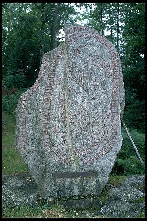 Рунный камень, который шведский фермер Хольмгет посвятил своей жене Одендис Рунный камень, который шведский фермер Хольмгет посвятил своей жене Одендис