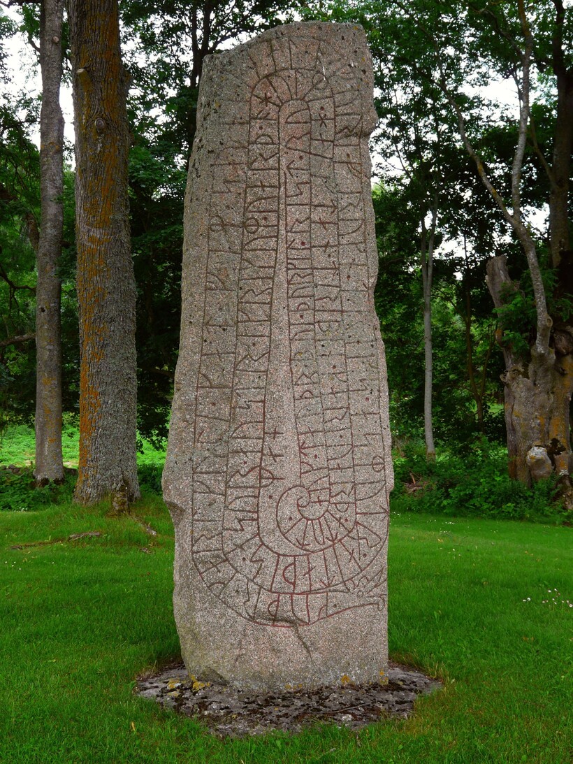 Камень из Хёгби: в память о пяти братьях  Камень из Хёгби: в память о пяти братьях