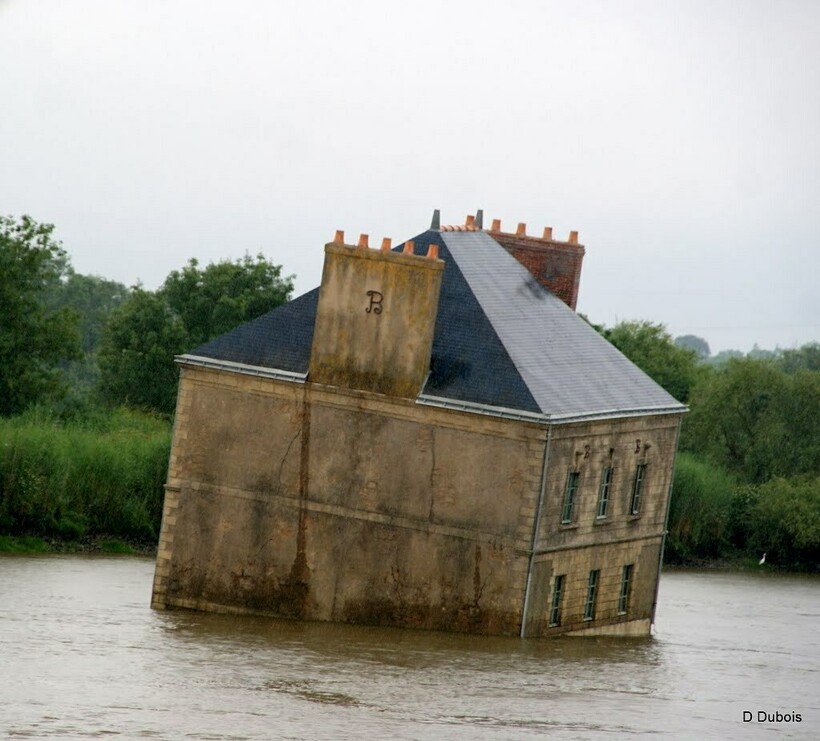 Такое ощущение, что дом унесло с берега приливом