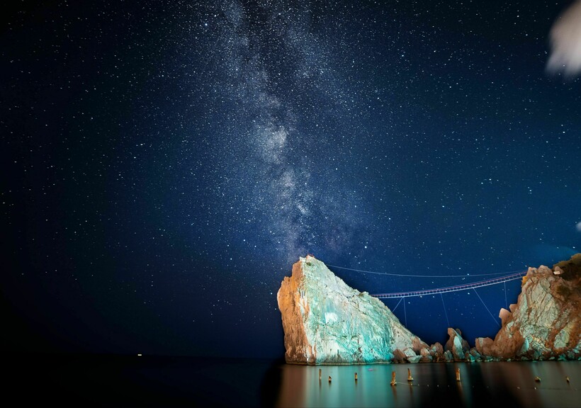 Млечный путь над скалой Дива