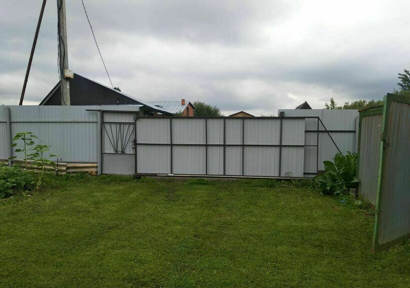 Крепления ограждения выглядят на участке не очень эстетично Крепления ограждения выглядят на участке не очень эстетично