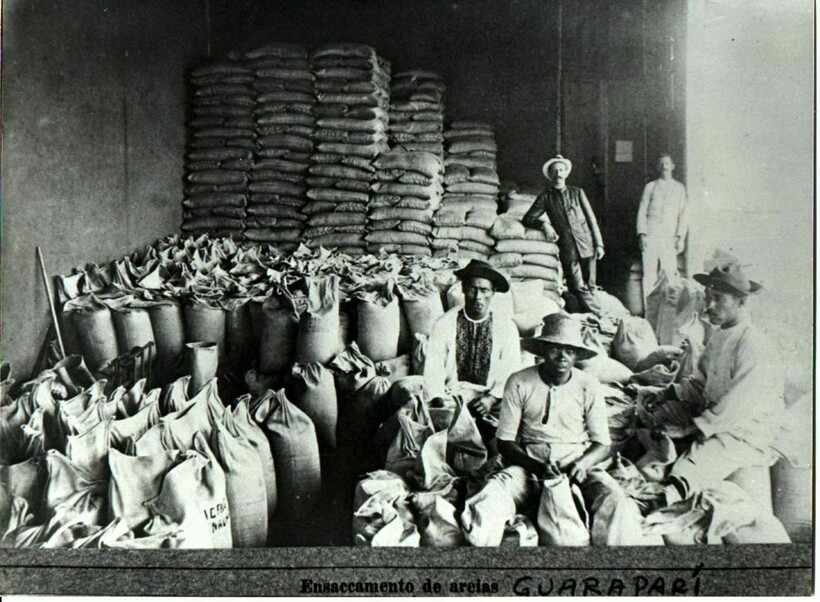 Рабочие с мешками, полными монацитового песка