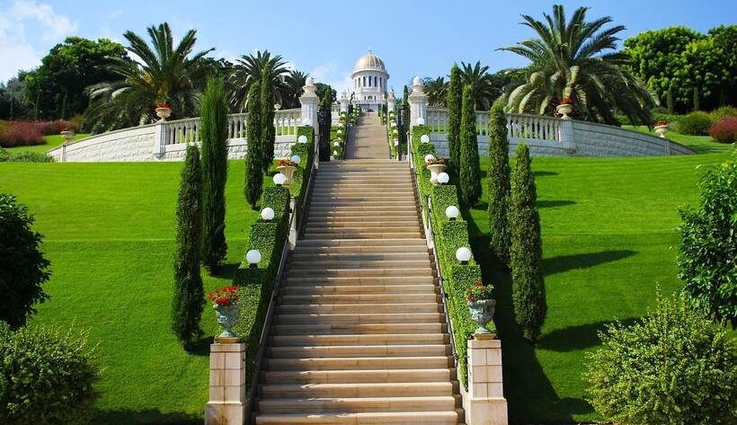 Садовые террасы, спускающиеся к морю