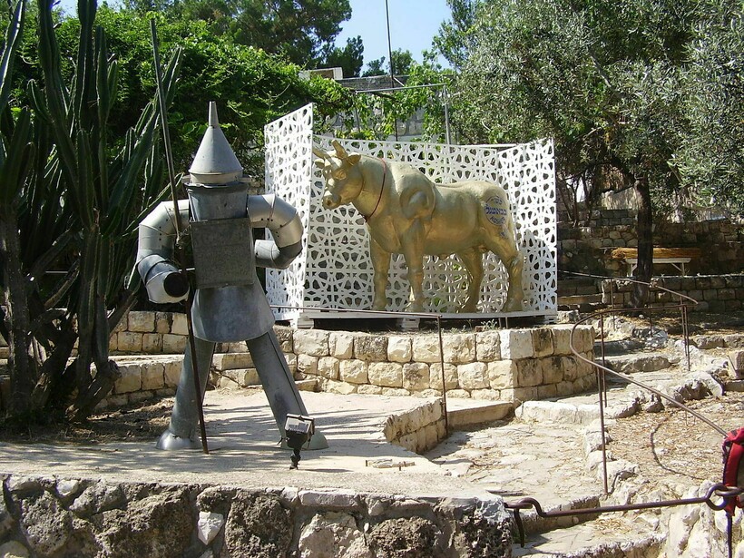 Инсталляции на улице деревни художников