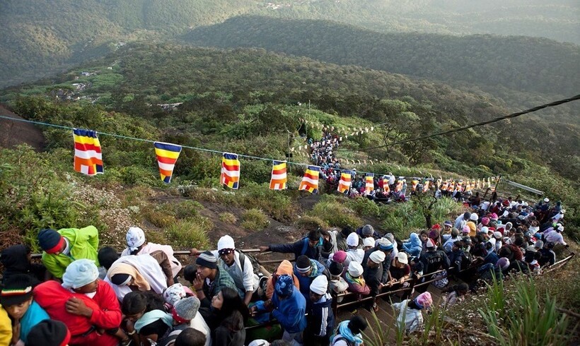 Люди поднимаются на пик Адама