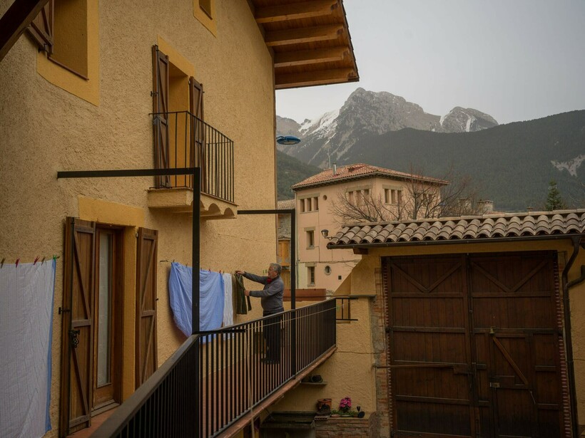 Местный житель развешивает белье после стирки