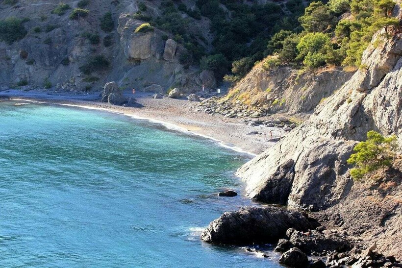 Царский пляж в бухте Голубая