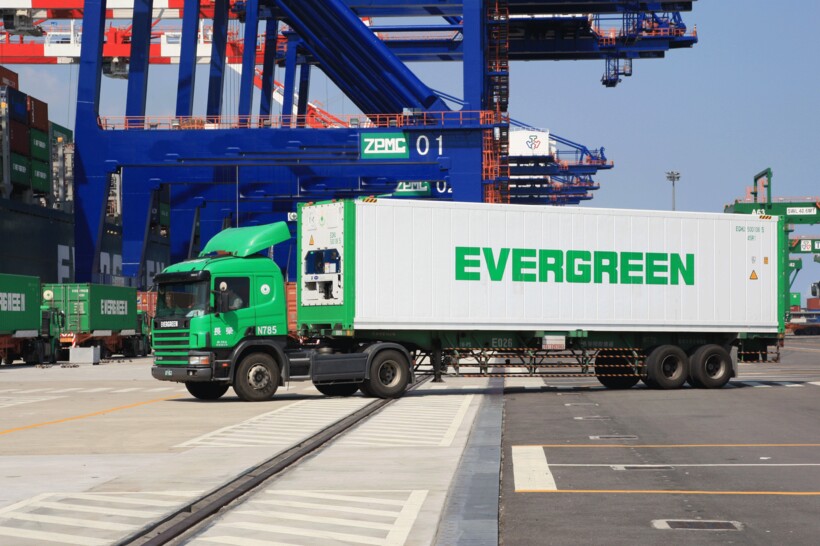 Дорожные грузовики компании тоже отличились Дорожные грузовики компании тоже отличились