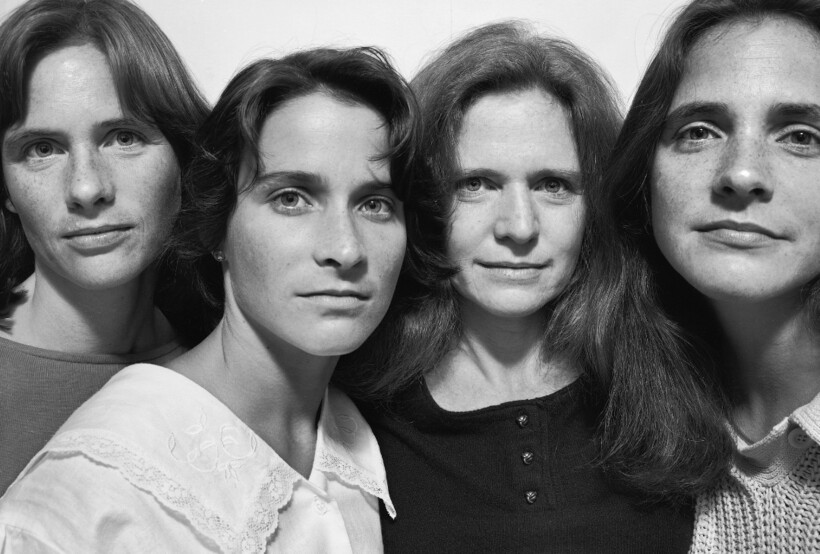 21 удивительный снимок сестер, которые сорок лет фотографировались вместе