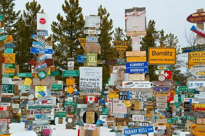 Блог - Где указатели врут: как посреди канадского леса появилось 100 тысяч дорожных знаков Где указатели врут: как посреди канадского леса появилось 100 тысяч дорожных знаков