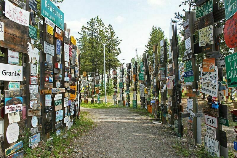 Блог - Где указатели врут: как посреди канадского леса появилось 100 тысяч дорожных знаков Где указатели врут: как посреди канадского леса появилось 100 тысяч дорожных знаков