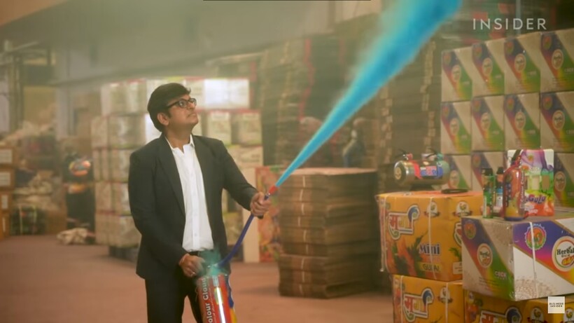 Блог - Зачем в Индии производят 2000 тонн цветных порошков целый год, а высыпают их за день Зачем в Индии производят 2000 тонн цветных порошков целый год, а высыпают их за день