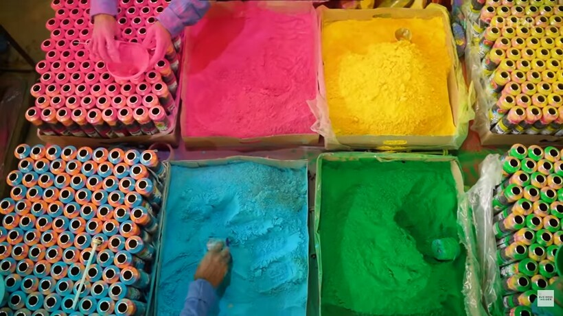 Блог - Зачем в Индии производят 2000 тонн цветных порошков целый год, а высыпают их за день Зачем в Индии производят 2000 тонн цветных порошков целый год, а высыпают их за день