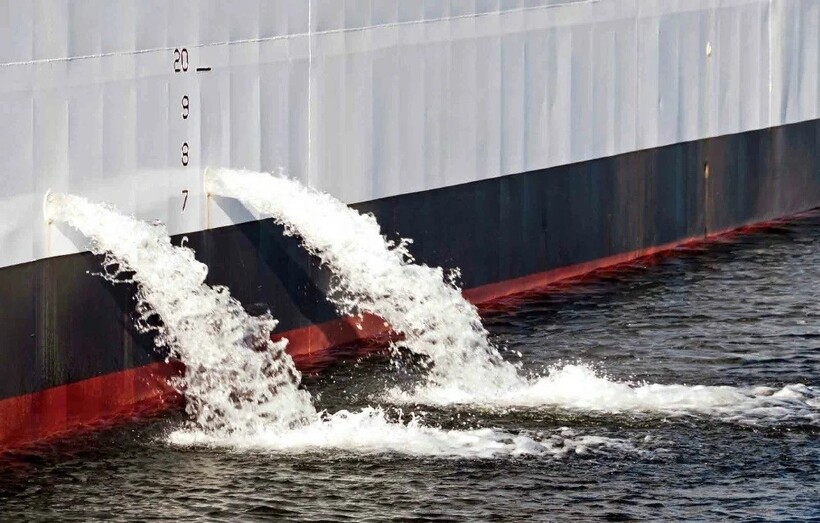 Вода отводится через небольшие отверстия в корабле Вода отводится через небольшие отверстия в корабле