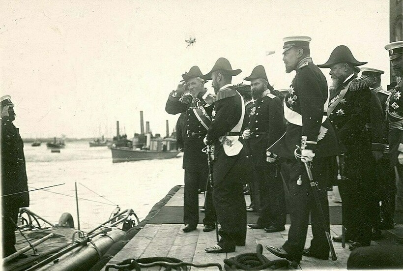 Император слушает доклад командира подводной лодки «Дельфин», которую собрали на Балтийском судостроительном заводе