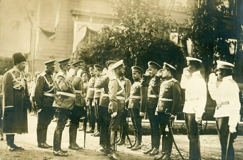 Николай II провел ряд реформ в стране. На снимке он во время посещения Севастопольской школы авиации в 1911 году