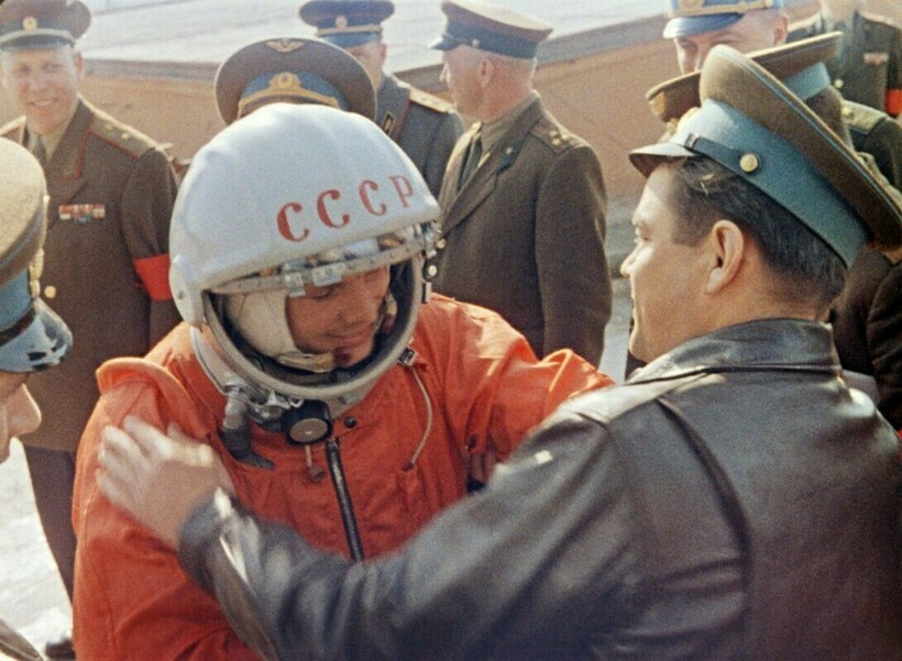 Гагарин перед стартом на «Байконуре» Гагарин перед стартом на «Байконуре»