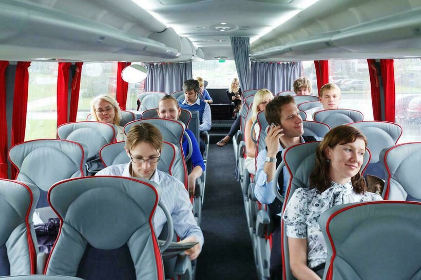 Для поездок в автобусе такое правило не установлено, но логика подсказывает, что покинуть транспорт во время аварии гораздо легче с креслами, установленными ровно