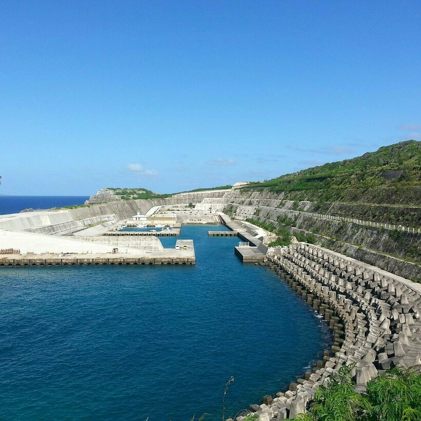 У Минами-Дайто очень крутой берег У Минами-Дайто очень крутой берег
