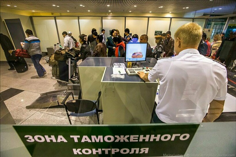 Работники таможенного контроля тщательно следят за поведением пассажиров Работники таможенного контроля тщательно следят за поведением пассажиров