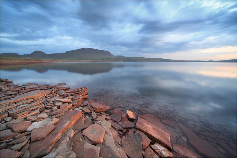 Красноярское водохранилище, которое находится на территории Красноярского края и Хакасии