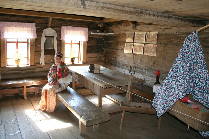 Интерьер русской избы в музее Алтая